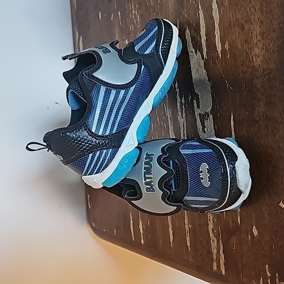 Kids light up batman sneakers - Picture 3 of 9
